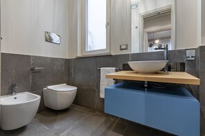 Dusj, hårføner og bidé