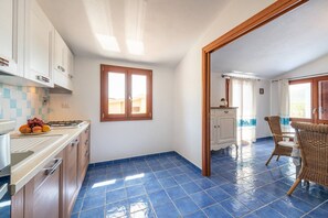 Frigorífico, horno, placa de cocina y utensilios de cocina