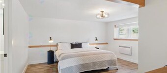 BREATHTAKING! Serene cottage by lakes, ski slopes and spas 1 hr from Montreal