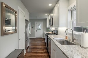 Fridge, microwave, oven, stovetop - Quintessential Zilker Bungalow (Austin)