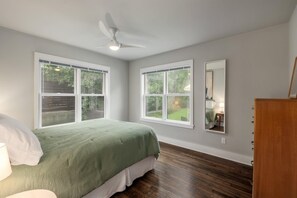 2 bedrooms, iron/ironing board, travel cot, free WiFi - Quintessential Zilker Bungalow (Austin)