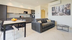 Un espace de vie moderne comprenant un coin repas, un canapé et une table basse.