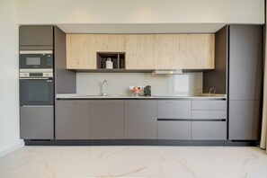 雪櫃、微波爐、焗爐、爐具