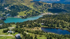 A mountainous landscape with a lake, surrounded by greenery and a few buildings. - Cosy apartment for 4 people with WIFI, TV and balcony (Brandstätter)
