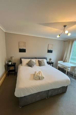 2 slaapkamers, een strijkplank/strijkijzer, gratis wifi, beddengoed