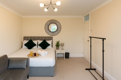 Bright 2-Bed Apartment| 1 min to East Croydon| Fast Links to London & Gatwick