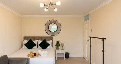 Bright 2-Bed Apartment| 1 min to East Croydon| Fast Links to London & Gatwick