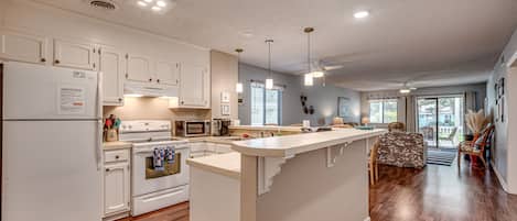 Kjøleskap, mikrobølgeovn, ovn og kokeplater