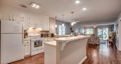 Cozy/Clean Ground Floor Surfside Beach Condo 1 Block walk to Beach Pet Friendly