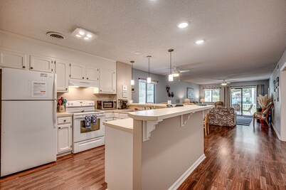 Cozy/Clean Ground Floor Surfside Beach Condo 1 Block walk to Beach Pet Friendly