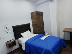 Edredón, muebles diferentes y escritorio 