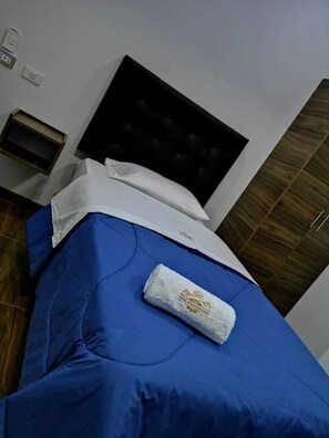 Chambre Simple Standard, 1 lit une place | Couette en duvet d'oie, ameublement personnalisé, bureau