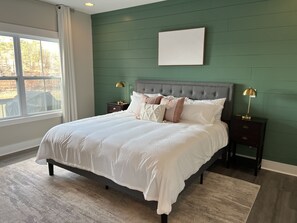 5 bedrooms, desk, iron/ironing board, free WiFi - ☀️NEW HOME☀️ - 2 Master Bedrooms, Double Decker Dock, Lillypad, Paddle Boards  (Logan)