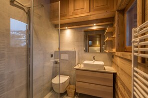 Shower, free toiletries, hair dryer, towels - Appartement Denali - Welkeys (Demi-Quartier)