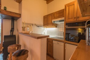 Réfrigérateur, four, lave-vaisselle, cafetière/bouilloire