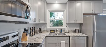 Newly Renovated, Steps to Downtown, 2 King Beds