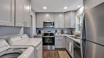 Een koelkast, een magnetron, een oven, een kookplaat