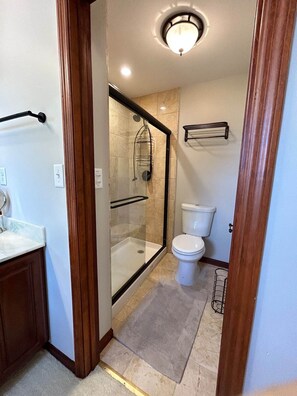 Shower, hair dryer, towels, soap - Beautiful country retreat in the heart of NKY! Minutes from downtown Cincinnati. (Florence)