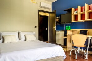 6 quartos, escrivaninha, ferros/tábuas de passar roupa