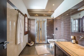 Dusche, kostenlose Toilettenartikel, Haartrockner, Bidet