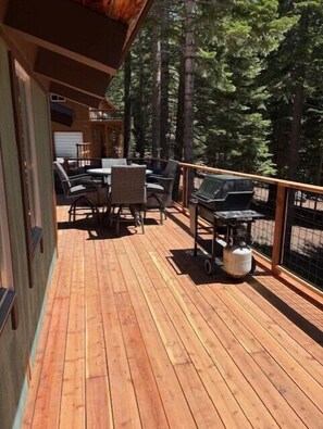 Outdoor dining - Cozy Tahoe Cabin, Perfect Location (Tahoe City)