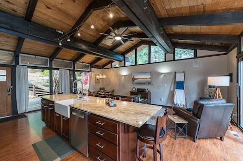 Cozy Tahoe Cabin, Perfect Location