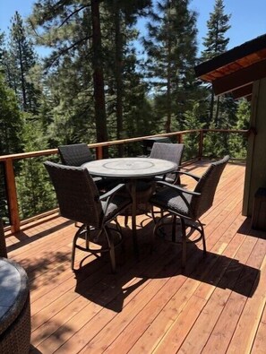 Outdoor dining - Cozy Tahoe Cabin, Perfect Location (Tahoe City)