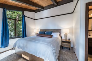 3 bedrooms, iron/ironing board, WiFi, bed sheets - Cozy Tahoe Cabin, Perfect Location (Tahoe City)