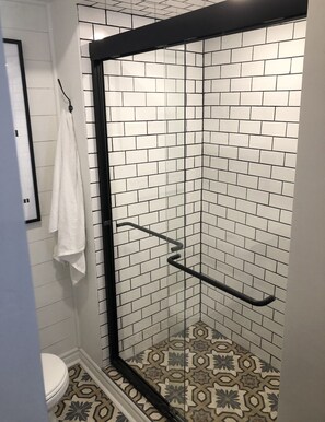 Hair dryer, towels, soap, toilet paper - Modern private suite in Vaughan (Vaughan)