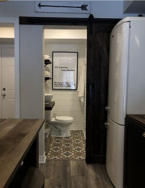 Secadora de cabello, toallas, jabón, papel de baño 