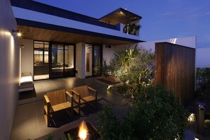 Ropa de cama de alta calidad, cubrecamas y artículos del minibar gratis 