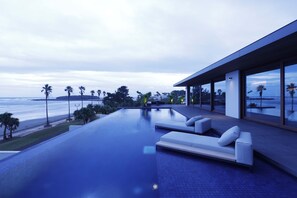 Ropa de cama de alta calidad, cubrecamas y artículos del minibar gratis 