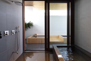 Bañera con ducha, bañera profunda, cabezal de ducha tipo lluvia