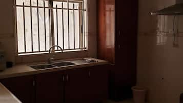商務公寓 | 私人廚房 | 電冰箱、微波爐、鍋具/餐盤/廚房用品、清潔用品