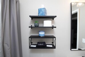 Interior - 1 Mile to Lake, CLEAN, Private Yard, Fireplace, Memory Foam, Parking, Netflix (Vermilion)