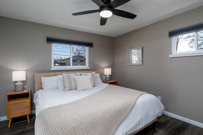 3 bedrooms, desk, iron/ironing board, free WiFi - 1 Mile to Lake, CLEAN, Private Yard, Fireplace, Memory Foam, Parking, Netflix (Vermilion)