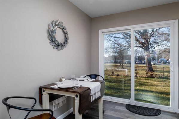 Dining - 1 Mile to Lake, CLEAN, Private Yard, Fireplace, Memory Foam, Parking, Netflix (Vermilion)
