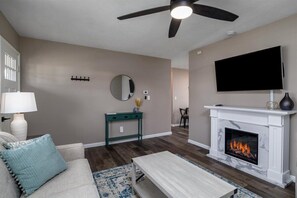 Smart TV, fireplace - 1 Mile to Lake, CLEAN, Private Yard, Fireplace, Memory Foam, Parking, Netflix (Vermilion)