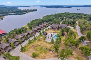 Exterior - Lake Front Lodge w Pool Table-Pvt Hot Tub-Boat Slip-Wrap Around Deck-Free Attraction Tickets (Branson)