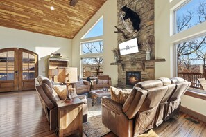 Interior - Lake Front Lodge w Pool Table-Pvt Hot Tub-Boat Slip-Wrap Around Deck-Free Attraction Tickets (Branson)