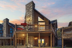 Exterior - Lake Front Lodge w Pool Table-Pvt Hot Tub-Boat Slip-Wrap Around Deck-Free Attraction Tickets (Branson)