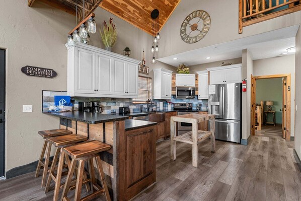 Coffee/tea maker, fridge, microwave, oven - Lakefront Retreat w/ Direct Access, Great Views, Foosball, Billiards & Arcade (Branson)