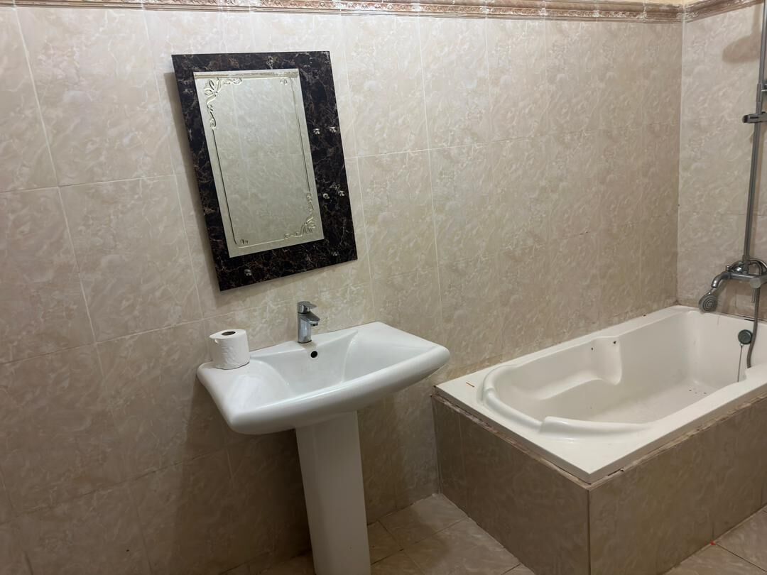 Sèche-cheveux, serviettes fournies, savon, papier toilette