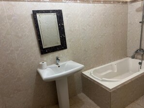 Hiustenkuivaaja, pyyhkeet, saippua, vessapaperi