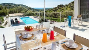 A terrace with a pool, dining setup, and a scenic view of hills and the sea. - Beautiful private villa for 9 people with A/C, private pool, WIFI, TV, terrace and panoramic view (Avola)