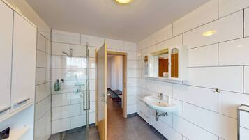 Milieuvriendelijke toiletartikelen, een haardroger, handdoeken