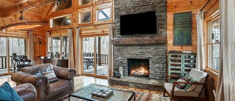 Televisie, een open haard en tafelvoetbal