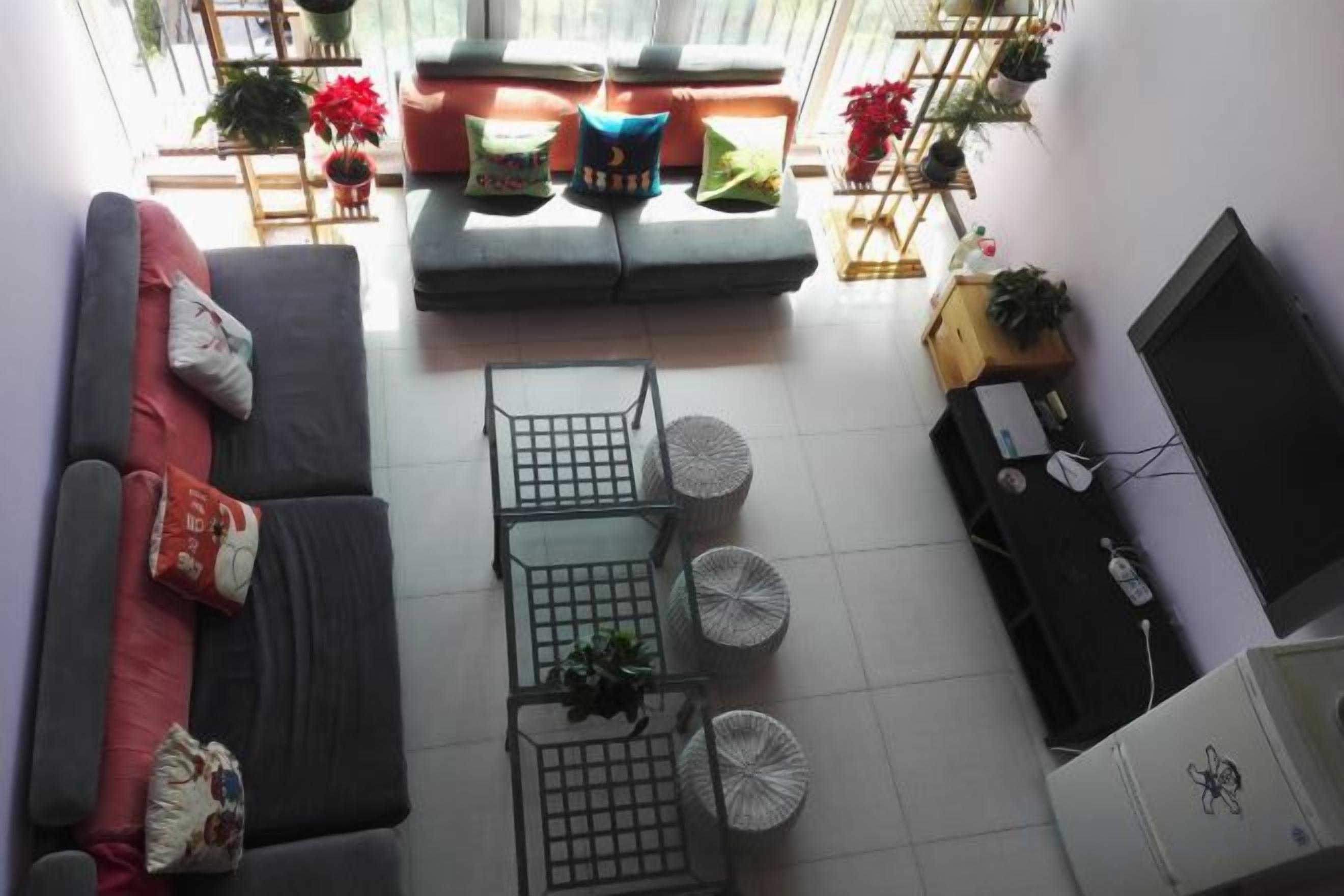 Ein Wohnzimmer mit einer Couch, einem Couchtisch und einem Fernsehschrank.