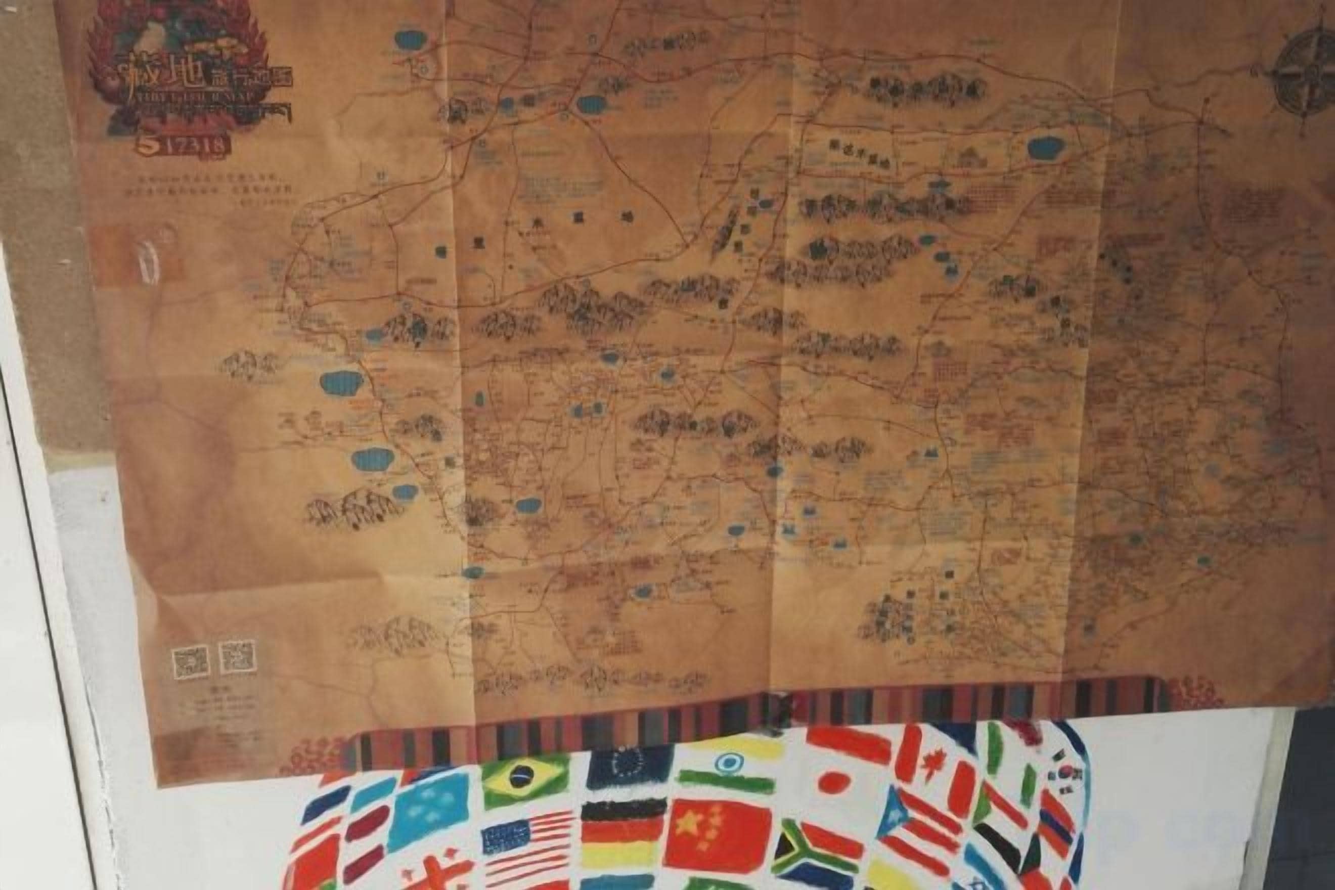 Une carte comportant divers symboles et du texte, qui pourrait indiquer des lieux ou des points d’intérêt.