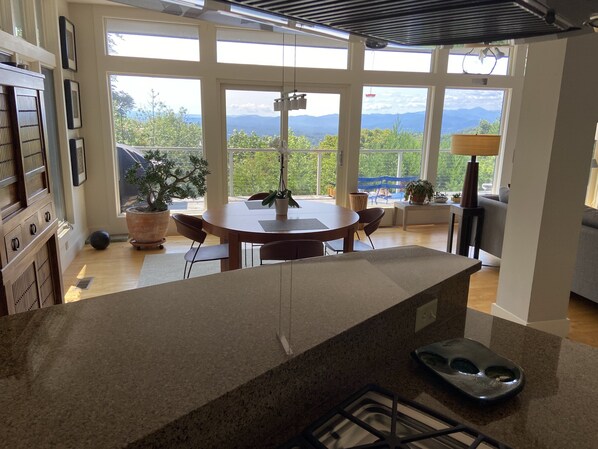 Interior - Mountain Top Sanctuary. 5 Minutes to downtown. 10 Minutes to Parkway. (Asheville)